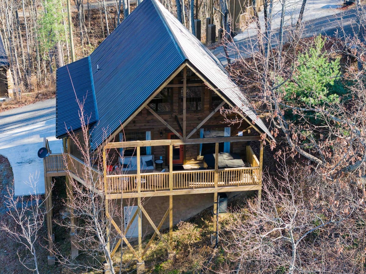 Cabin with hot tub